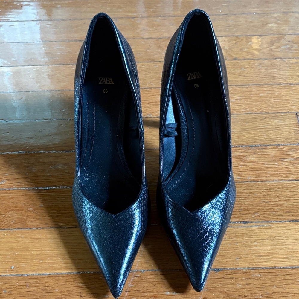 Zara Black Textured Heels